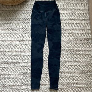 Alo yoga dark blue camo leggings